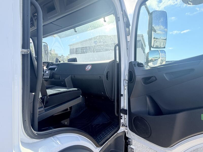 Mercedes-Benz Chladící skříň Pneu 10 R22,5