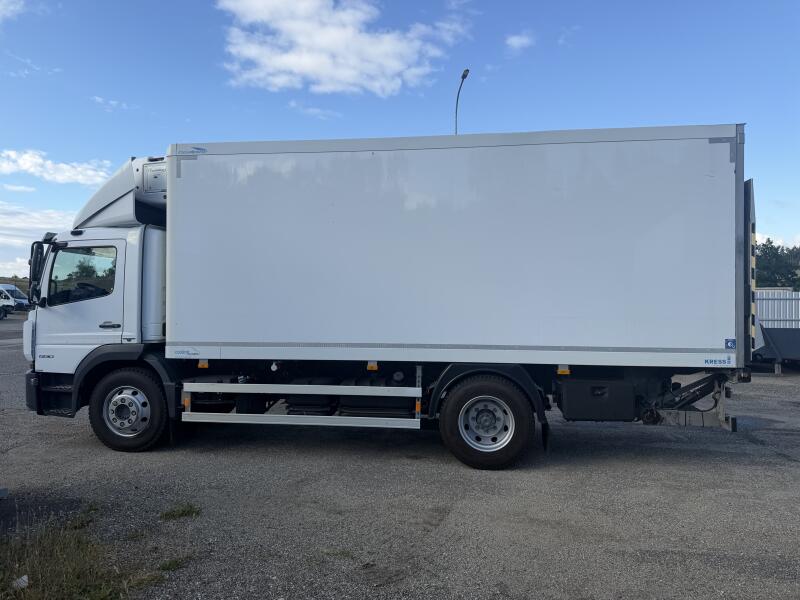 Mercedes-Benz Chladící skříň Pneu 10 R22,5
