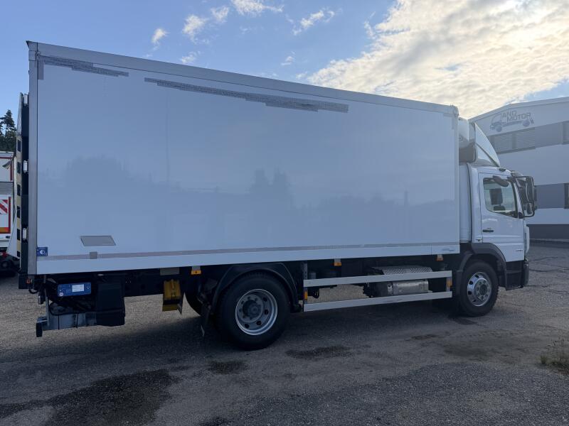 Mercedes-Benz Chladící skříň Pneu 10 R22,5
