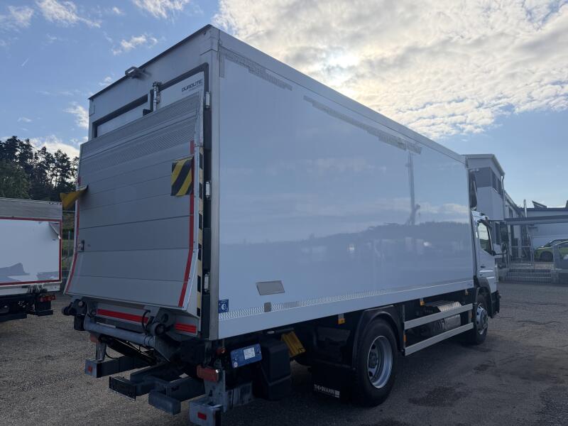 Mercedes-Benz Chladící skříň Pneu 10 R22,5